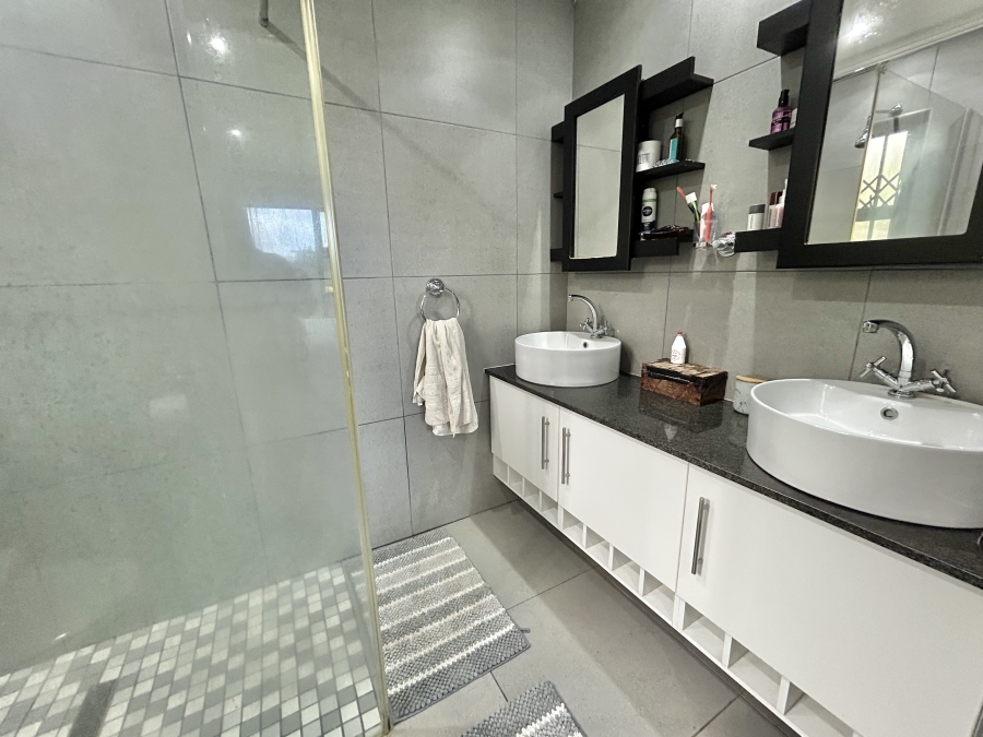 2 Bedroom Property for Sale in Wavecrest Eastern Cape